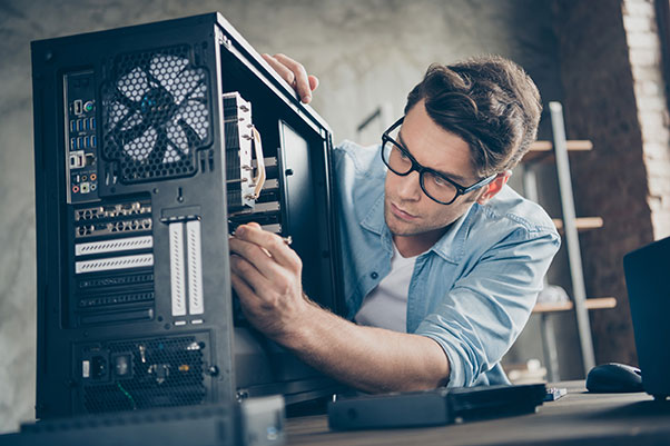 Technicien reconditionnant la tour d’un PC dans son atelier