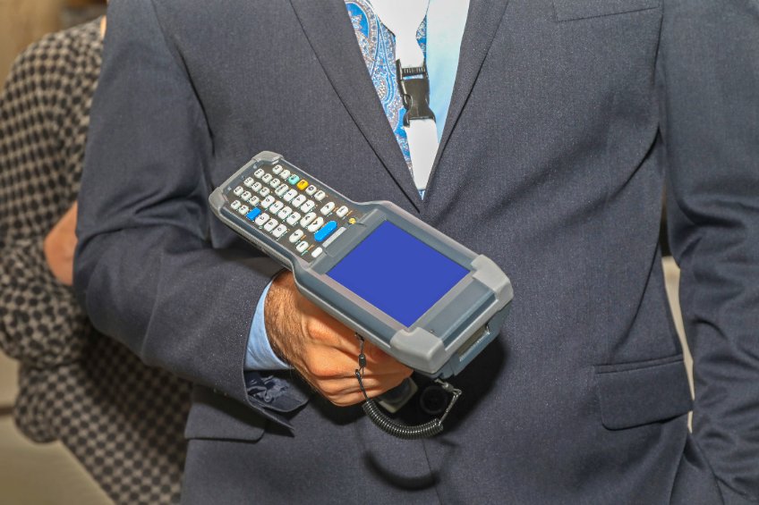 PDA scanner durci dans la main d’un homme