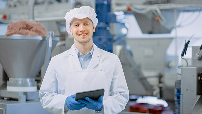  Ingénieur dans une usine alimentaire utilisant une tablette industrielle